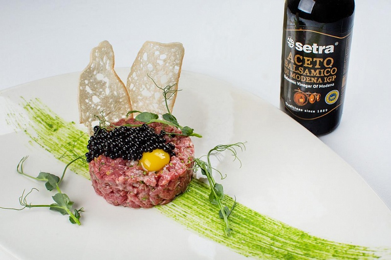 Bullcalf meat tartar with Setra balsamic vinegar caviar
