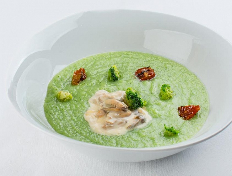 Broccoli cream soup with Setra mussels and confi tomatoes