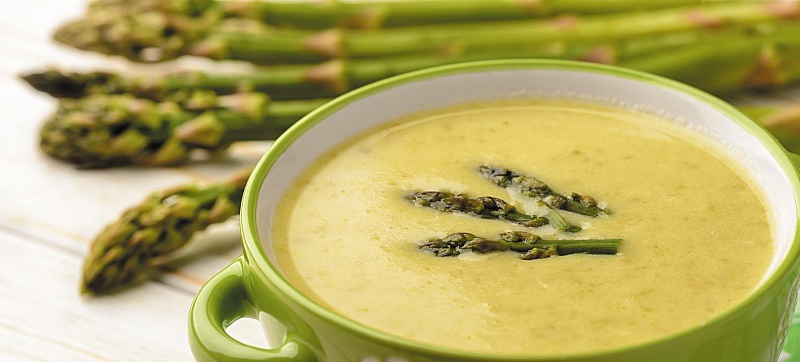 Cream soup with asparagus and Setra chicken fillet